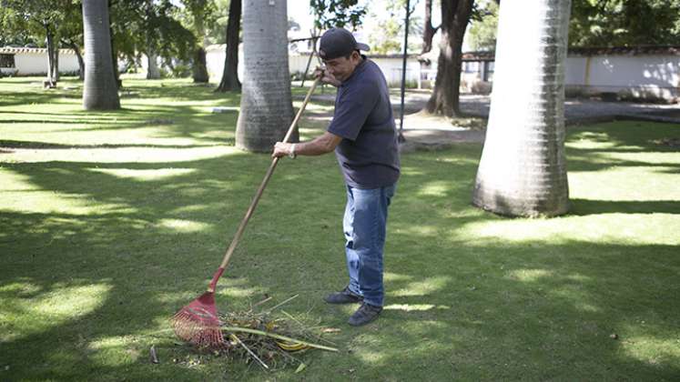 Francisco Suárez lleva más de dos décadas cuidando la zona verde de la casa natal del General Santander.
