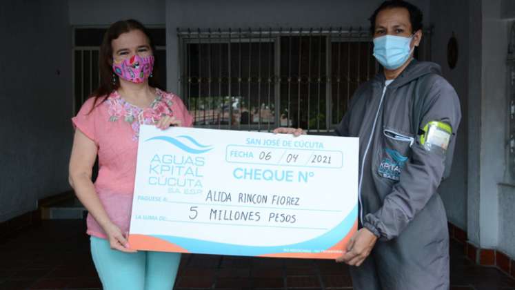 Alida Rincón, ganadora de la Guaca Millonaria de Aguas Kpital. / Foto: Cortesía