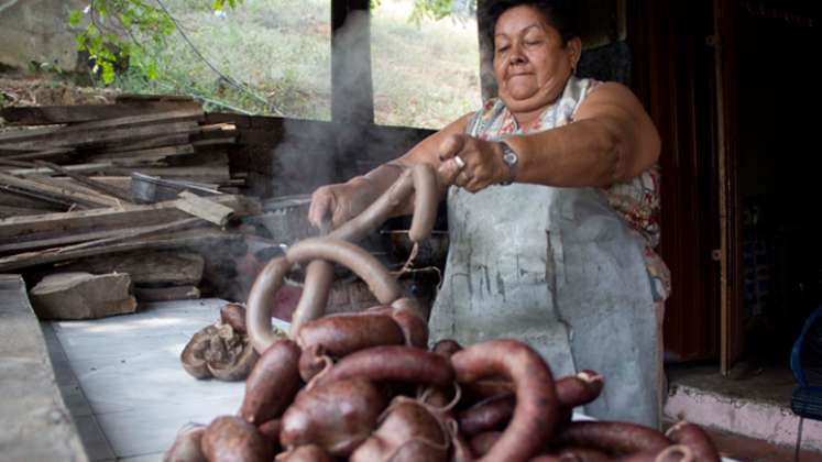 María Guzvina lleva más de 30 años con el negocio de las morcillas. 