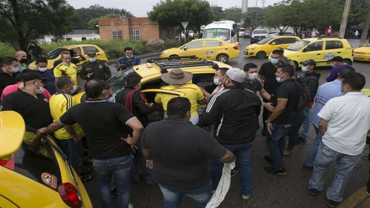 Taxistas que no apoyaban la movilización. / Juan Pablo Cohen/ La Opinión 