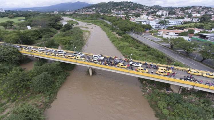 En el puente Francisco de Paula Andrade Troconis, los taxistas recibieron apoyo de los motociclistas. / Juan Pablo Cohen/ La Opinión 