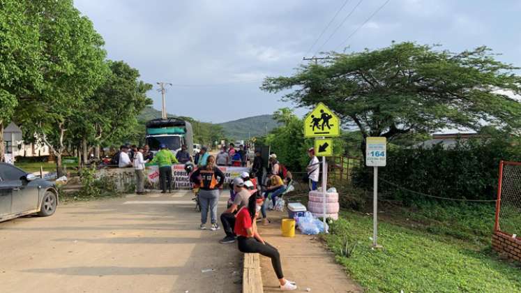 Productores de arroz mantienen bloqueada la vía entre Cúcuta y Puerto Santander. / Foto: Cortesía