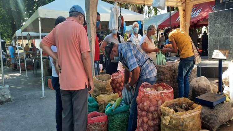 Agricultores de Ricaurte, Palmarito, Banco de Arena, Oripaya entre otros, vendieron sus productos en el mercado campesino realizado en el barrio Guaimaral./ Cortesía/ La Opinión 