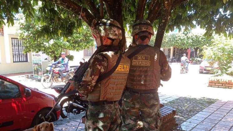 Soldados antiexplosivos del Grupo EXDE Delta de la Trigésima Brigada del Ejército verifican la situación. / Foto: Ejército