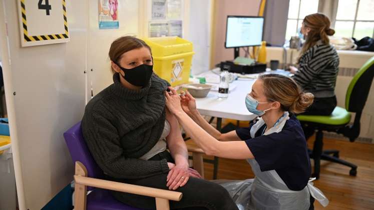 Centro Europeo para la Prevención y Control de Enfermedades (ECDC) advirtió que la vacunación "no es suficiente" para frenar las transmisiones. /AFP