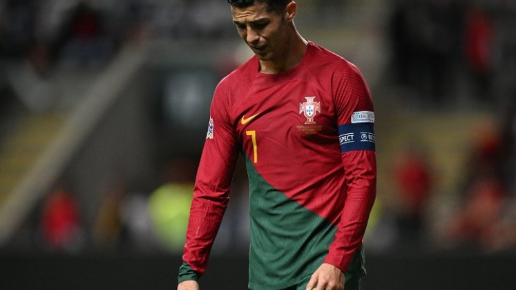 Cristiano Ronaldo sale desconsolado de la cancha tras la eliminación de la Liga de Naciones.