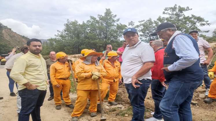 Un plantón se desarrolló a la entrada del municipio de Ábrego en señal de protesta por el estado de la carretera Ocaña-Cúcuta. Al mediodía de este martes, funcionarios de Invías llegaron a un acuerdo y los conductores prenden motores.   
