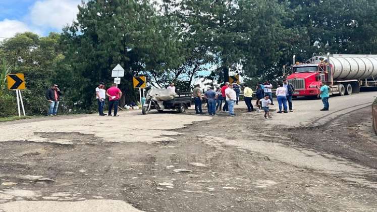 Un plantón se desarrolló a la entrada del municipio de Ábrego en señal de protesta por el estado de la carretera Ocaña-Cúcuta. Al mediodía de este martes, funcionarios de Invías llegaron a un acuerdo y los conductores prenden motores.   
