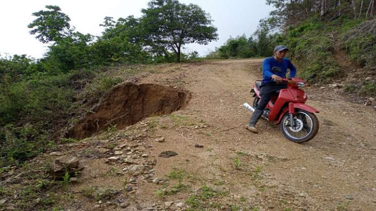 Los derrumbes en las vías rurales se han convertido en el dolor de cabeza de los campesinos de Ocaña.