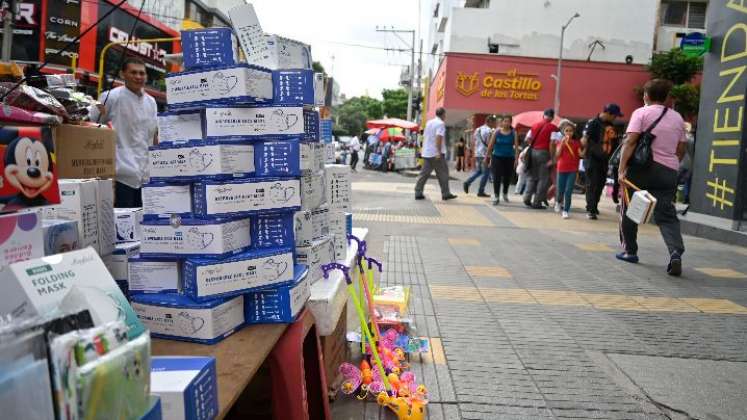 Venta de tapabocas en Cúcuta. / Foto: Jorge Gutiérrez / La Opinión