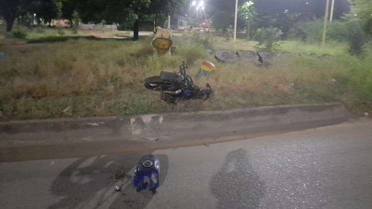 La motocicleta en la que iba el hombre se estrelló contra el andén de la glorieta, quedando destruida.