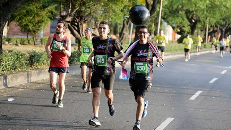 Freddy Jaimes (649), con la ayuda de su guía, hizo un buen tiempo en la media maratón de Cúcuta.