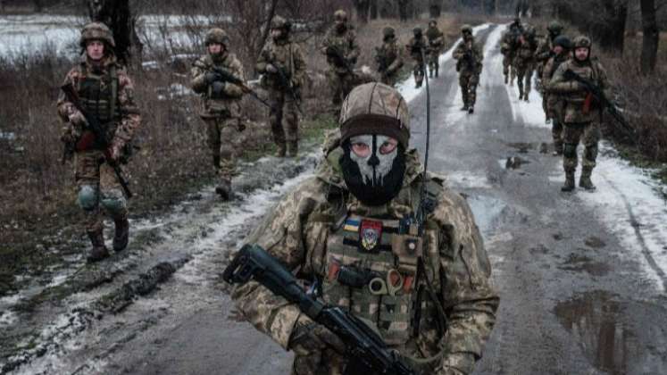 Ucrania- Militares ucranianos caminan por la carretera hacia su base el 4 de febrero, en medio de la invasión rusa de Ucrania.