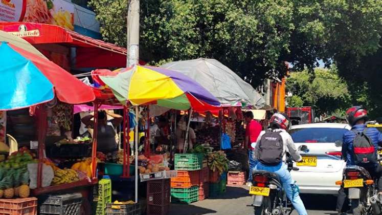 Carretas de vendedores informales invaden espacio público en avenida quinta/Foto Jorge Gutiérrez