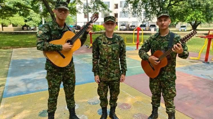 Los tres músicos, que coincidieron en el batallón hace apenas cinco meses, descubrieron su mutua pasión por la música casi de inmediato.