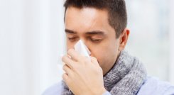 La influenza es la verdadera gripe. Se trata de una infección viral que ataca el sistema respiratorio, incluida la nariz, la garganta y los pulmones.