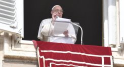 Durante su mensaje en la bendición de Urbi et Orbi en la Basílica de San Pedro, el Sumo Pontífice hizo un llamado a la reconciliación y la paz en medio de las crisis mundiales.