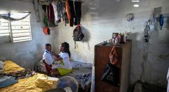La cubana Diana Ruiz vive cada día un calvario para conseguir alimentos para su hijo/Foto AFP