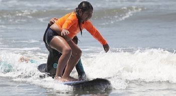 Los niños aprenden surf