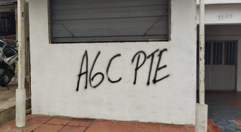 Grafitis de las AGC en Simón Bolívar