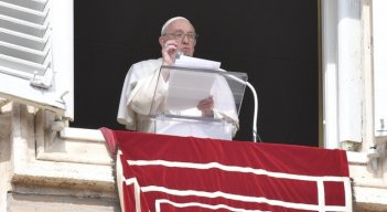 Durante su mensaje en la bendición de Urbi et Orbi en la Basílica de San Pedro, el Sumo Pontífice hizo un llamado a la reconciliación y la paz en medio de las crisis mundiales.