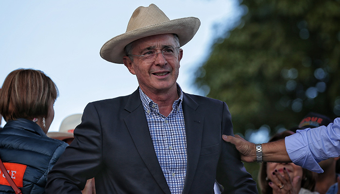 Senador Álvaro Uribe se cayó de un caballo | La Opinión