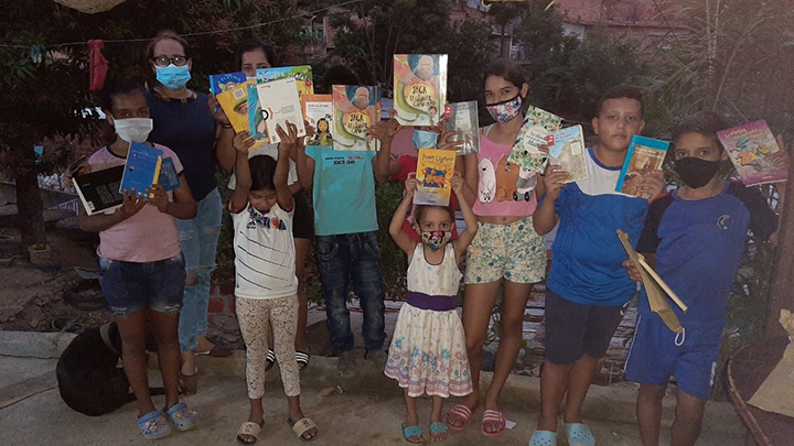 Niños reciben sus libros en el sector de Islandia en el barrio Belén en Cúcuta. / Fotos cortesía
