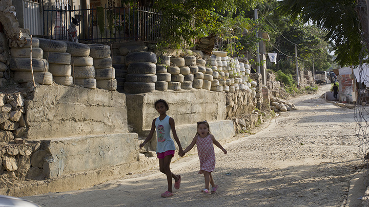 Los niños viven en condiciones extremas y no cuentan con sitios dignos para recrearse en ninguno de los cerros. / Foto Alfredo Estévez