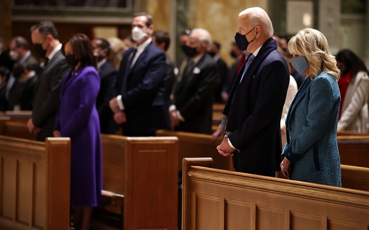El nuevo presidente de EE. UU. Joe Biden, y la primera dama, Jill Biden, asistieron a primera hora a una misa en la Catedral de San Mateo Apóstol, en Washington. /Foto AFP