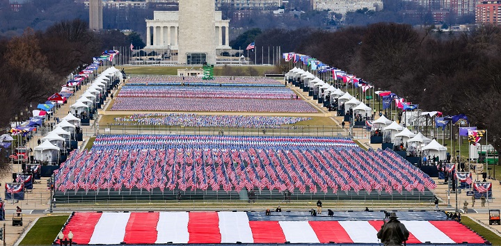 Cientos de banderas estadounidenses decoraron el "Campo de banderas" en el National Mall antes de la toma de posesión del presidente electo de los Estados Unidos, Joe Biden. 