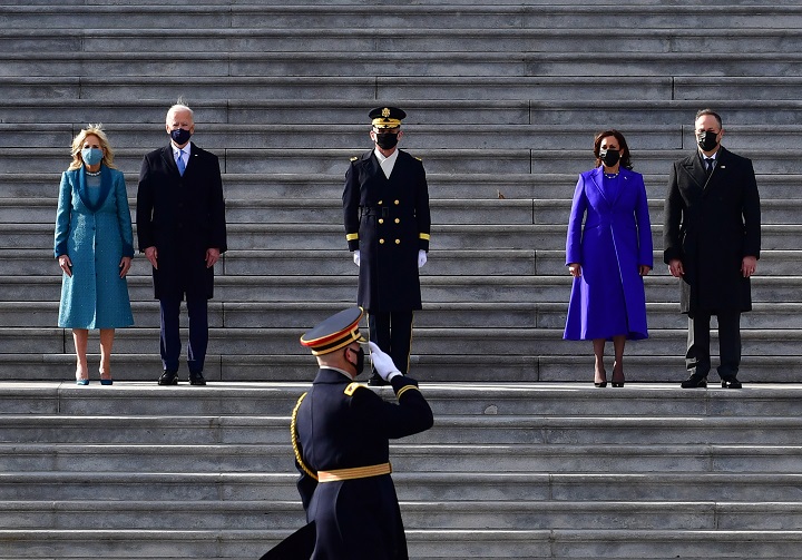Momento en que el presidente Joe Biden, su esposa Jill Biden, la vicepresidenta Kamala Harris y su esposo Douglas Emhoff arriban a la  inauguración presidencial número 59, en Washington. /Foto AFP