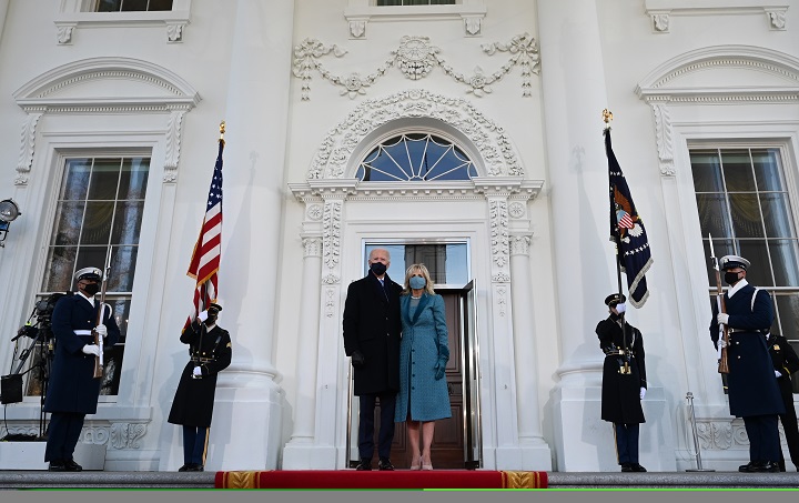 Momento en el que el presidente estadounidense Joe Biden y la primera dama Jill Biden llegan a la Casa Blanca./Foto AFP