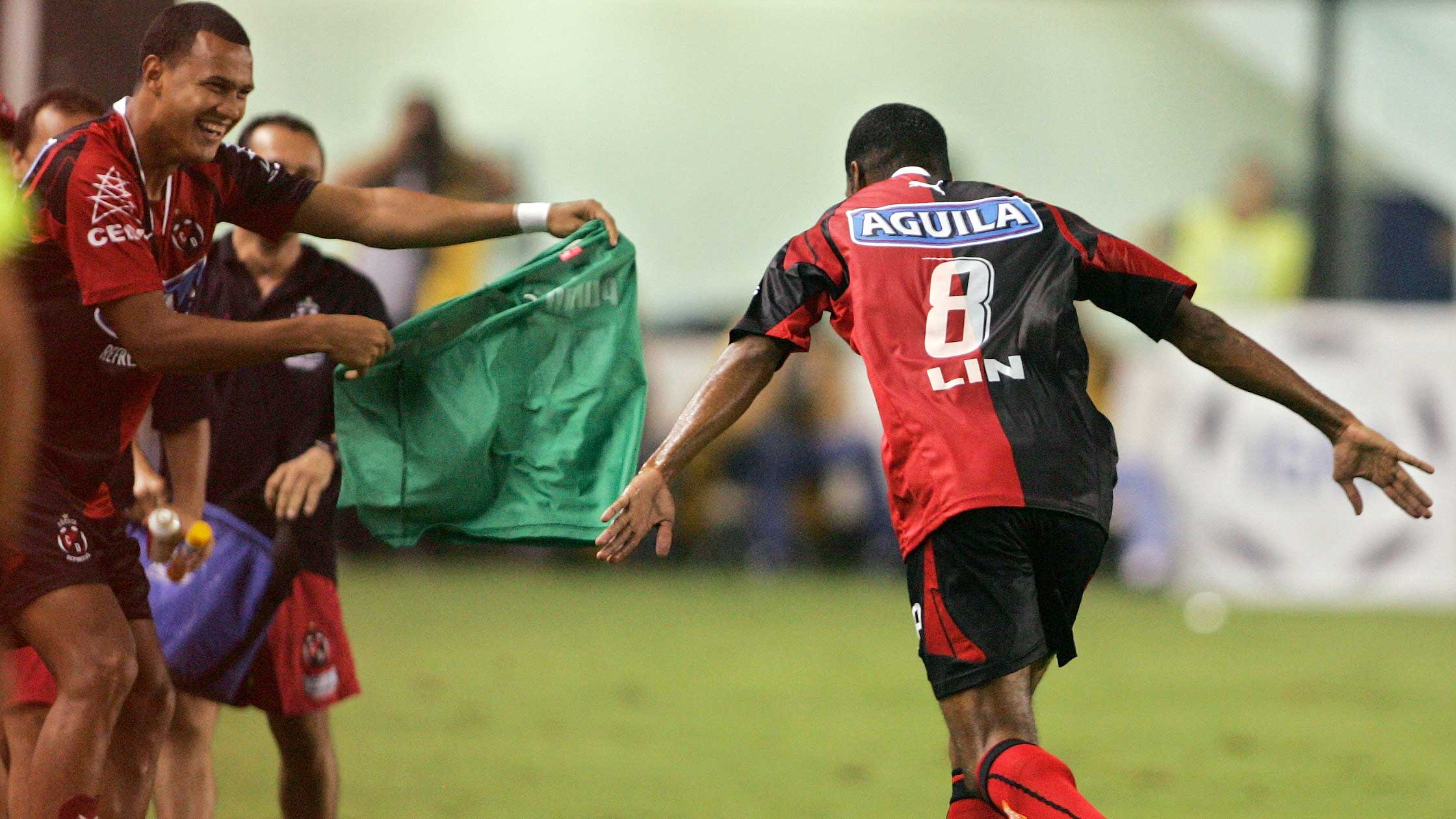 in Carlos Henry, de tiro libre, marcó el único gol del Cúcuta contra Santos en Vila Belmiro, estadio del equipo paulista.