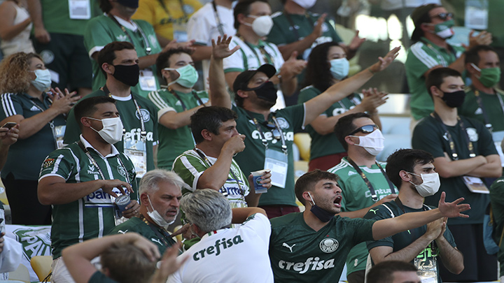Los fanáticos del equipo de fútbol brasileño Palmeiras celebran después de ganar la final de la Copa Libertadores 2020 contra el Santos
