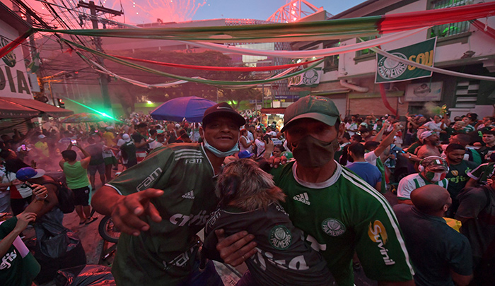 Los fanáticos del equipo de fútbol brasileño Palmeiras celebran después de ganar la final de la Copa Libertadores 2020 contra el Santos