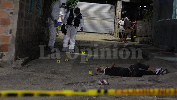 El cadáver quedó tendido en la mitad de la calle, junto a una cancha de fútbol del sector.