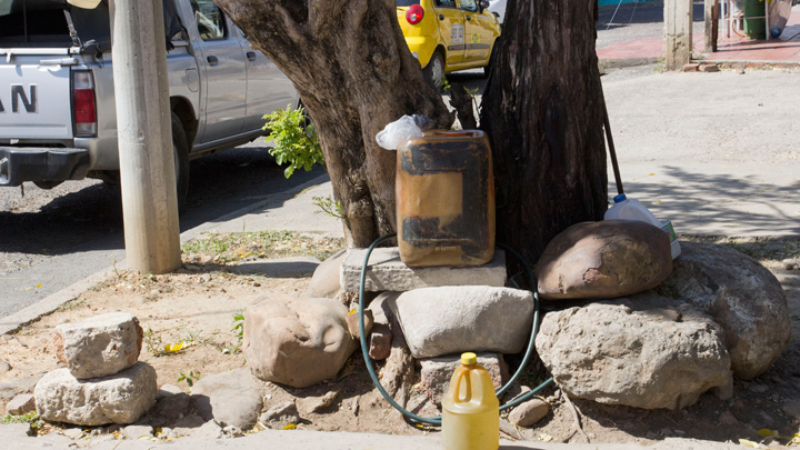 Pese a disminuir el contrabando de gasolina aún siguen en las calles. / Foto Luis Alfredo Estévez