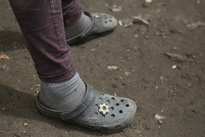 Es común verlos caminar con este tipo de calzado, manifiestan que es mucho mas cómodo aunque no apto para el frío.