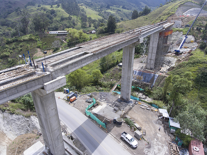 Este viaducto presenta un avance constructivo del 73%.