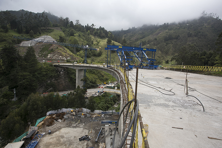 El viaducto Los Adioses presenta un avance constructivo del 94%.