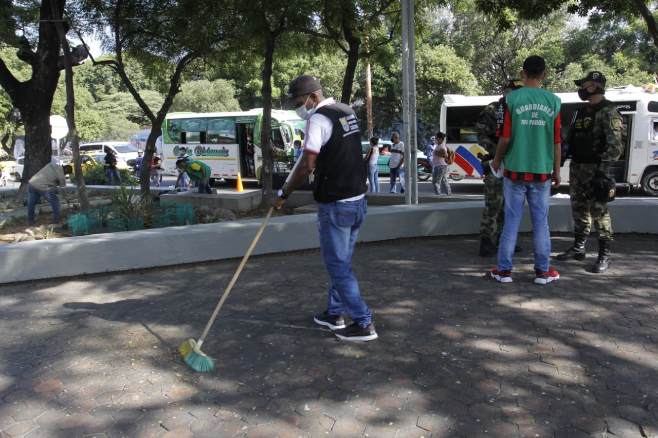 La jornada empezó con una limpieza del lugar. (Foto Luis Alfredo Estévez/ La Opinión)