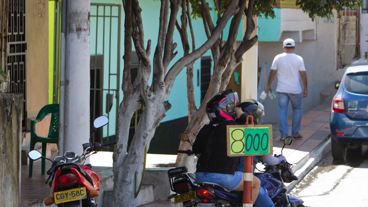 En esta nueva realidad, el pimpinero está vendiendo gasolina colombiana. / Foto: Luis Alfredo Estévez