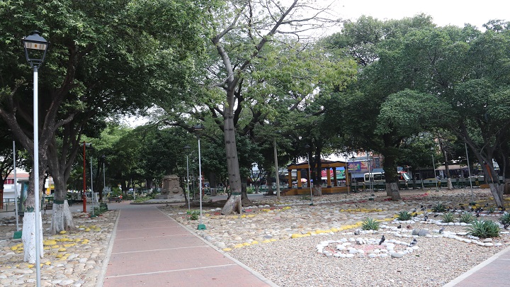 Así luce ahora el parque Mercedes Ábrego. Venta de drogas, explotación sexual y hurtos, los protagonistas de esta zona. Foto: Luis Alfredo Estévez/ La Opinión 