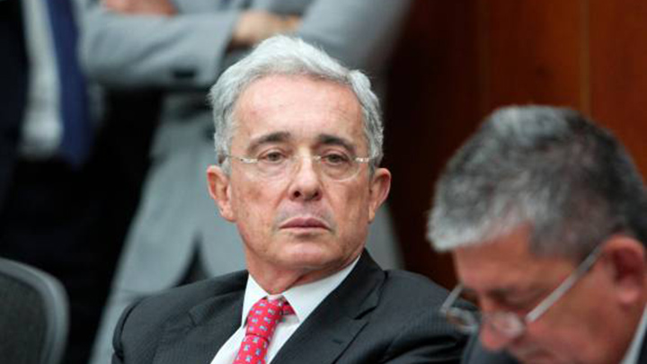 El expresidente Álvaro Uribe asegura que las cifras de la JEP sobre falsos positivos están sesgadas y buscan desacreditar su gobierno. 