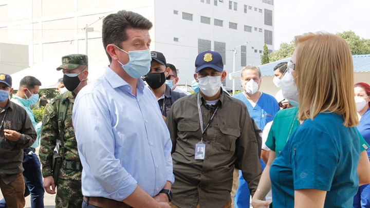 Conversación entre Diego Molano, ministro de Defensa y  Zulma Urbina, intensivista, primera vacunada en Cúcuta.