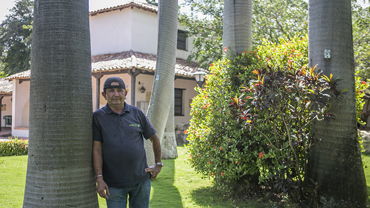 Francisco Suárez cuida de las zonas verdes desde hace más de 25 años.