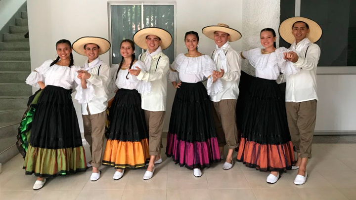 Grupo de danzas Unisimón.