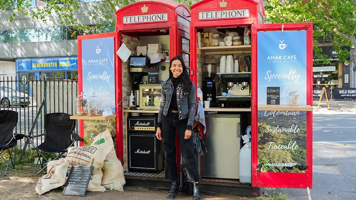 La comunicadora social Loreinis Mejía Hernández atiende su negocio de venta de café especial colombiano en las calles de Londres (Inglaterra). / Foto: Cortesía.