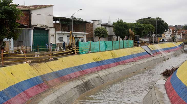 El canal de aguas lluvias está convertido en un canal de aguas negras.