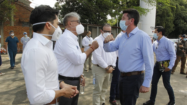 El Ministro de Defensa  Diego Molano se encuentra en la zona de de aislamiento respiratorio para iniciar la jornada de vacunación anticovid en Cúcuta.